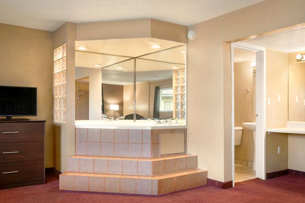 Super 8 By Wyndham Millbury/Toledo Otel Oda fotoğraf